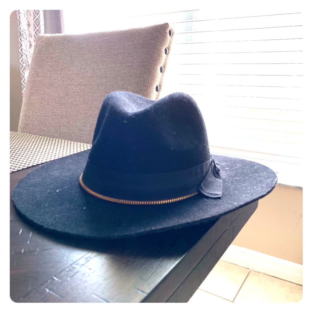 Wide brim Black Hat